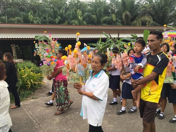 โรงเรียนผู้สูงอายุตำบลน้ำพุ ร่วมกิจกรรมทอดผ้าป่าสามัคคีโรงเรียนท่าชีวิทยาคม