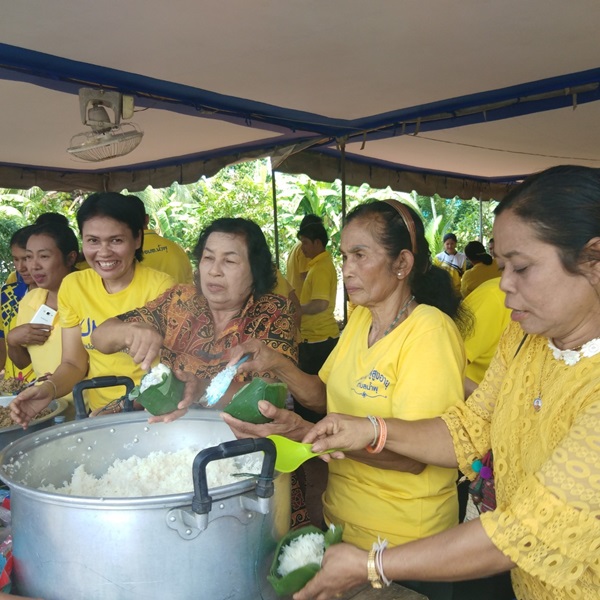 องค์การบริหารส่วนตำบลน้ำพุ จัดกิจกรรมบำเพ็ญกุศลน้อมรำลึกสำนึกในพระมหากรุณาธิคุณ เนื่องในวันคล้ายวันสวรรคตพระบาทสมเด็จพระบรมชนกาธิเบศร มหาภูมิพลอดุลยเดชมหาราช บรมนาถบพิตร โดยได้จัดกิจกรรมร่วมกับชาวตำบลน้ำพุ เปิดโรงครัวน้ำพุทำดีเพื่อพ่อแจกอาหารฟรี โดยมีประชาชนให้ความสนใจนำข้าวสารอาหารแห้งมาร่วมทำอาหารอย่างคึกคัก ในช่วงสายร่วมพิธีวางพวงมาลาและพิธีถวายบังคมเบื้องหน้าพระบรมฉายาลักษณ์พระบาทสมเด็จพระบรมชนกาธิเบศร มหาภูมิพลอดุลยเดชมหาราช บรมนาถบพิตร บริเวณศาลาประชาคมอำเภอบ้านนาสาร อีกทั้งในช่วงค่ำร่วมกิจกรรมพิธีจุดเทียนน้อมรำลึกในพระมหากรุณาธิคุณบริเวณศาลาประชาคมอำเภอบ้านนาสาร จังหวัดสุราษฎรานี