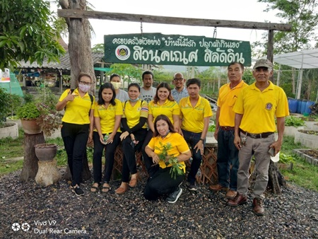 นายก พร้อมด้วยคณะผู้บริหาร รวมถึงเจ้าหน้า <br>ศึกษาดูงานศูนย์เรียนรู้เศรษฐกิจพอเพียงทุ่งรังทอง<br>และเยี่ยมชม บ้านนี้มีรักปลูกผักกินเอง<br>เพื่อเตรียมความพร้อมจัดทำโครงการ 